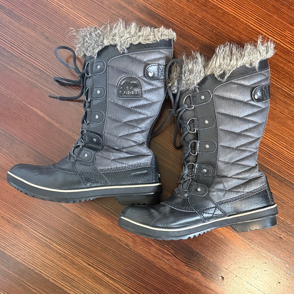 Sorel Women's Gray and Black Winter Boots